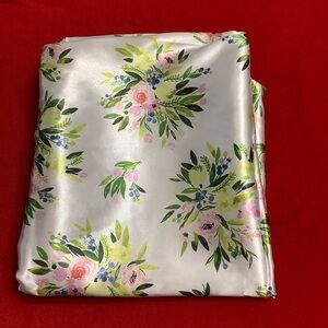Papyrus Poly Vintage flower print pillow case set of 2. NWOT (W157)